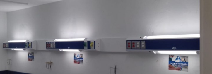 Consola 4 V delta de 140 cms 2 Tomas aire-oxigeno, 4 contactos duplex y lampara de lectura