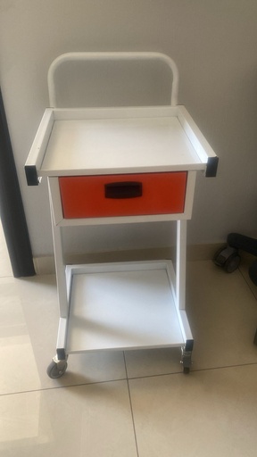 Carro color blanco porta equipo con cajon naranja y porta cable con rodajas de 3" con freno medidas 80x40x44